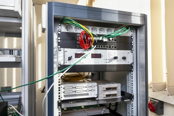 Developpement et test des calculateurs embarques en automobile et aeronautique. Calculateur electrique test. - présentation 3