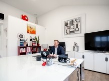Christophe Fonteneau, dirige le cabinet, entouré d'une équipe de 10 collaborateurs, juristes, comptables et experts qui sont à votre écoute pour vous conseiller, construire, développer votre entreprise. - image 7