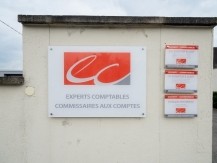 Christophe Fonteneau, dirige le cabinet, entouré d'une équipe de 10 collaborateurs, juristes, comptables et experts qui sont à votre écoute pour vous conseiller, construire, développer votre entreprise. - image 7 - image 8 - image 9 Christophe Fonteneau, dirige le cabinet, entouré d'une équipe de 10 collaborateurs, juristes, comptables et experts qui sont à votre écoute pour vous conseiller, construire, développer votre entreprise. - image 7 - image 8 - image 9