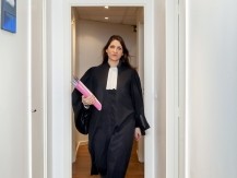 Après des milliers de dossiers plaidés avec succès, elle vous aide à faire face à une répression grandissante en matière d’infractions routières. - image 4 - image 5
