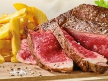 Une sélection de qualité irréprochable :  entrecôte, ,côte de bœuf pavé de cœur de rumsteck, bavette d'aloyau, araignée, steak et steak tartare traditionnel… Vous trouverez également à la carte des plats du terroir, des salades, des burgers et aussi des carpaccios… - image 4