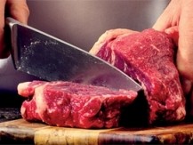 Une sélection de qualité irréprochable :  entrecôte, ,côte de bœuf pavé de cœur de rumsteck, bavette d'aloyau, araignée, steak et steak tartare traditionnel… Vous trouverez également à la carte des plats du terroir, des salades, des burgers et aussi des carpaccios… - image 4 - image 5 - image 6