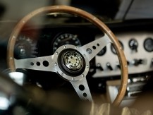 Un lieu unique, fondé par deux amoureux de l'automobile, qui  propose à la vente des youngtimers, des voitures classiques et iconiques irréprochables, toutes sélectionnées et contrôlées rigoureusement par leurs soins - image 2