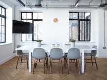 A Saint Maurice Montcouronne se trouve l'espace de coworking de La French Ruche, dans le sud de la région parisienne, il bénéficie des avantages d’un environnement naturel.
Cet espace situé à l’étage d’une ancienne ferme rénovée offre plus de 100m² d’espace disponible (deux espaces de travail partagés, une salle de réunion, une cuisine, un espace lounge et aussi une salle de repos). - image 7 - image 8