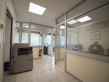 L'agence vous met à disposition un ensemble de services afin de vous accompagner et conseiller à chacune des étapes de votre projet ; étude personnalisée de votre capacité d’emprunt pour l'obtention de votre prêt immobilier, jusqu'à la signature de votre bien chez le notaire. - image 6