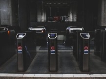 Contrôle d'entrée : <BR>►Tourniquets tripodes <BR>►Couloirs rapides <BR>►Tourniquets pleine hauteur <BR>►Portes pivotantes <BR>►Tourniquet PMR <BR>Bloqueurs de route : <BR>►Tire Killers <BR>►Barrières levantes <BR>►Totem/Potelets <BR>►Bornes anti bélier <BR>Et aussi les barrières de sécurité à rouleaux ROLLER SAFE qui sont spécialement conçues pour absorber et dissiper l’énergie générée lors d’une collision - image 5
