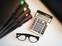 PFE accompagne les chefs d’entreprise tout au long de leur vie :<BR> •  L’achat de leur entreprise<BR> •  L’organisation de leur source de revenus et de la constitution de leur patrimoine personnel<BR> •  La protection de leur famille et de l’entreprise<BR> •  La cession de leur entreprise au sein de la famille, à leurs salariés ou à l’extérieur PFE propose des investissements spécifiques conçus pour les chefs d’entreprise - image 3