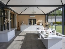 1000 m2 d'espaces clos en bordure de forêt et dédiés aux réceptions et aux services d'hôtellerie avec :<BR>►3 salles, des extérieurs et une véranda
<BR>►un espace boisé, fleuri et arboré, complètement clôturé
<BR>►un grand parking accessible aux bus
<BR>►une cuisine professionnelle et un laboratoire
<BR>►des services d'hôtellerie avec 6 chambres, 2 suites et un studio
<BR>►accessibilité PMR - image 6