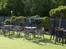1000 m2 d'espaces clos en bordure de forêt et dédiés aux réceptions et aux services d'hôtellerie avec :<BR>►3 salles, des extérieurs et une véranda
<BR>►un espace boisé, fleuri et arboré, complètement clôturé
<BR>►un grand parking accessible aux bus
<BR>►une cuisine professionnelle et un laboratoire
<BR>►des services d'hôtellerie avec 6 chambres, 2 suites et un studio
<BR>►accessibilité PMR - image 6 - image 7 - image 8