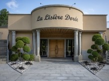 1000 m2 d'espaces clos en bordure de forêt et dédiés aux réceptions et aux services d'hôtellerie avec :<BR>►3 salles, des extérieurs et une véranda
<BR>►un espace boisé, fleuri et arboré, complètement clôturé
<BR>►un grand parking accessible aux bus
<BR>►une cuisine professionnelle et un laboratoire
<BR>►des services d'hôtellerie avec 6 chambres, 2 suites et un studio
<BR>►accessibilité PMR - image 6 - image 7 - image 8 - image 9