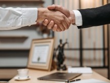 Le cabinet a développé son expertise auprès des entreprises et il les accompagne dans leurs opérations de développement, par exemple : le transfert de titres, la cession de fonds de commerce, l'acquisition/cession de sociétés,  le règlement de leurs litiges - image 3