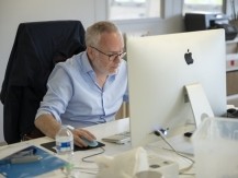 L'activité s'articule autour de trois pôles complémentaires : <BR>une boutique parisienne de 150 m² implantée au 75 bis Boulevard de Clichy (Paris 9ᵉ) depuis 2007 — seule adresse parisienne entièrement dédiée au rugby ; <BR>un site e-commerce de référence — BOUTIQUE-RUGBY.COM, premier vendeur mondial de maillots de rugby en ligne ; •<BR>un entrepôt logistique à Villejust (Essonne), qui assure la préparation et l'expédition des commandes vers la France et l'Europe. - image 3 L'activité s'articule autour de trois pôles complémentaires : <BR>une boutique parisienne de 150 m² implantée au 75 bis Boulevard de Clichy (Paris 9ᵉ) depuis 2007 — seule adresse parisienne entièrement dédiée au rugby ; <BR>un site e-commerce de référence — BOUTIQUE-RUGBY.COM, premier vendeur mondial de maillots de rugby en ligne ; •<BR>un entrepôt logistique à Villejust (Essonne), qui assure la préparation et l'expédition des commandes vers la France et l'Europe. - image 3