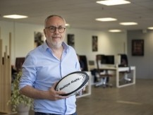 L'activité s'articule autour de trois pôles complémentaires : <BR>une boutique parisienne de 150 m² implantée au 75 bis Boulevard de Clichy (Paris 9ᵉ) depuis 2007 — seule adresse parisienne entièrement dédiée au rugby ; <BR>un site e-commerce de référence — BOUTIQUE-RUGBY.COM, premier vendeur mondial de maillots de rugby en ligne ; •<BR>un entrepôt logistique à Villejust (Essonne), qui assure la préparation et l'expédition des commandes vers la France et l'Europe. - image 3 - image 4 L'activité s'articule autour de trois pôles complémentaires : <BR>une boutique parisienne de 150 m² implantée au 75 bis Boulevard de Clichy (Paris 9ᵉ) depuis 2007 — seule adresse parisienne entièrement dédiée au rugby ; <BR>un site e-commerce de référence — BOUTIQUE-RUGBY.COM, premier vendeur mondial de maillots de rugby en ligne ; •<BR>un entrepôt logistique à Villejust (Essonne), qui assure la préparation et l'expédition des commandes vers la France et l'Europe. - image 3 - image 4