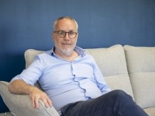 L'activité s'articule autour de trois pôles complémentaires : <BR>une boutique parisienne de 150 m² implantée au 75 bis Boulevard de Clichy (Paris 9ᵉ) depuis 2007 — seule adresse parisienne entièrement dédiée au rugby ; <BR>un site e-commerce de référence — BOUTIQUE-RUGBY.COM, premier vendeur mondial de maillots de rugby en ligne ; •<BR>un entrepôt logistique à Villejust (Essonne), qui assure la préparation et l'expédition des commandes vers la France et l'Europe. - image 3 - image 4 - image 5 - image 6 L'activité s'articule autour de trois pôles complémentaires : <BR>une boutique parisienne de 150 m² implantée au 75 bis Boulevard de Clichy (Paris 9ᵉ) depuis 2007 — seule adresse parisienne entièrement dédiée au rugby ; <BR>un site e-commerce de référence — BOUTIQUE-RUGBY.COM, premier vendeur mondial de maillots de rugby en ligne ; •<BR>un entrepôt logistique à Villejust (Essonne), qui assure la préparation et l'expédition des commandes vers la France et l'Europe. - image 3 - image 4 - image 5 - image 6