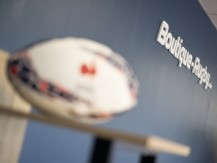 L'activité s'articule autour de trois pôles complémentaires : <BR>une boutique parisienne de 150 m² implantée au 75 bis Boulevard de Clichy (Paris 9ᵉ) depuis 2007 — seule adresse parisienne entièrement dédiée au rugby ; <BR>un site e-commerce de référence — BOUTIQUE-RUGBY.COM, premier vendeur mondial de maillots de rugby en ligne ; •<BR>un entrepôt logistique à Villejust (Essonne), qui assure la préparation et l'expédition des commandes vers la France et l'Europe. - image 3 - image 4 - image 5 - image 6 - image 7 L'activité s'articule autour de trois pôles complémentaires : <BR>une boutique parisienne de 150 m² implantée au 75 bis Boulevard de Clichy (Paris 9ᵉ) depuis 2007 — seule adresse parisienne entièrement dédiée au rugby ; <BR>un site e-commerce de référence — BOUTIQUE-RUGBY.COM, premier vendeur mondial de maillots de rugby en ligne ; •<BR>un entrepôt logistique à Villejust (Essonne), qui assure la préparation et l'expédition des commandes vers la France et l'Europe. - image 3 - image 4 - image 5 - image 6 - image 7
