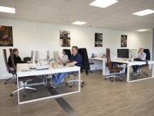 L'activité s'articule autour de trois pôles complémentaires : <BR>une boutique parisienne de 150 m² implantée au 75 bis Boulevard de Clichy (Paris 9ᵉ) depuis 2007 — seule adresse parisienne entièrement dédiée au rugby ; <BR>un site e-commerce de référence — BOUTIQUE-RUGBY.COM, premier vendeur mondial de maillots de rugby en ligne ; •<BR>un entrepôt logistique à Villejust (Essonne), qui assure la préparation et l'expédition des commandes vers la France et l'Europe. - image 3 - image 4 - image 5 - image 6 - image 7 - image 8 - image 9 L'activité s'articule autour de trois pôles complémentaires : <BR>une boutique parisienne de 150 m² implantée au 75 bis Boulevard de Clichy (Paris 9ᵉ) depuis 2007 — seule adresse parisienne entièrement dédiée au rugby ; <BR>un site e-commerce de référence — BOUTIQUE-RUGBY.COM, premier vendeur mondial de maillots de rugby en ligne ; •<BR>un entrepôt logistique à Villejust (Essonne), qui assure la préparation et l'expédition des commandes vers la France et l'Europe. - image 3 - image 4 - image 5 - image 6 - image 7 - image 8 - image 9